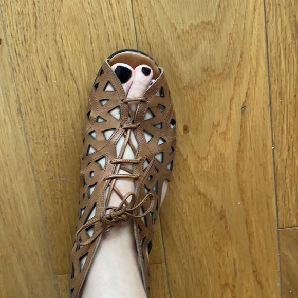 Tan gladiator style flat sandals - Picture 5 of 6